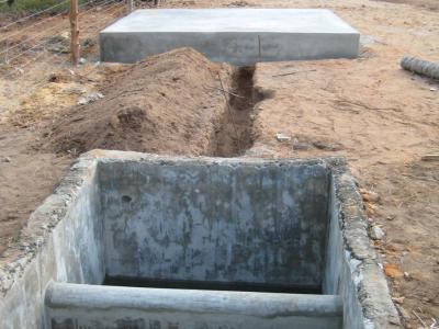 Im Jahr 2009 wurde eine Dreikammergrube errichtet und mit den Bauarbeiten wurde begonnen Im Jahr 2009 wurde eine Dreikammergrube errichtet und mit den Bauarbeiten wurde begonnen