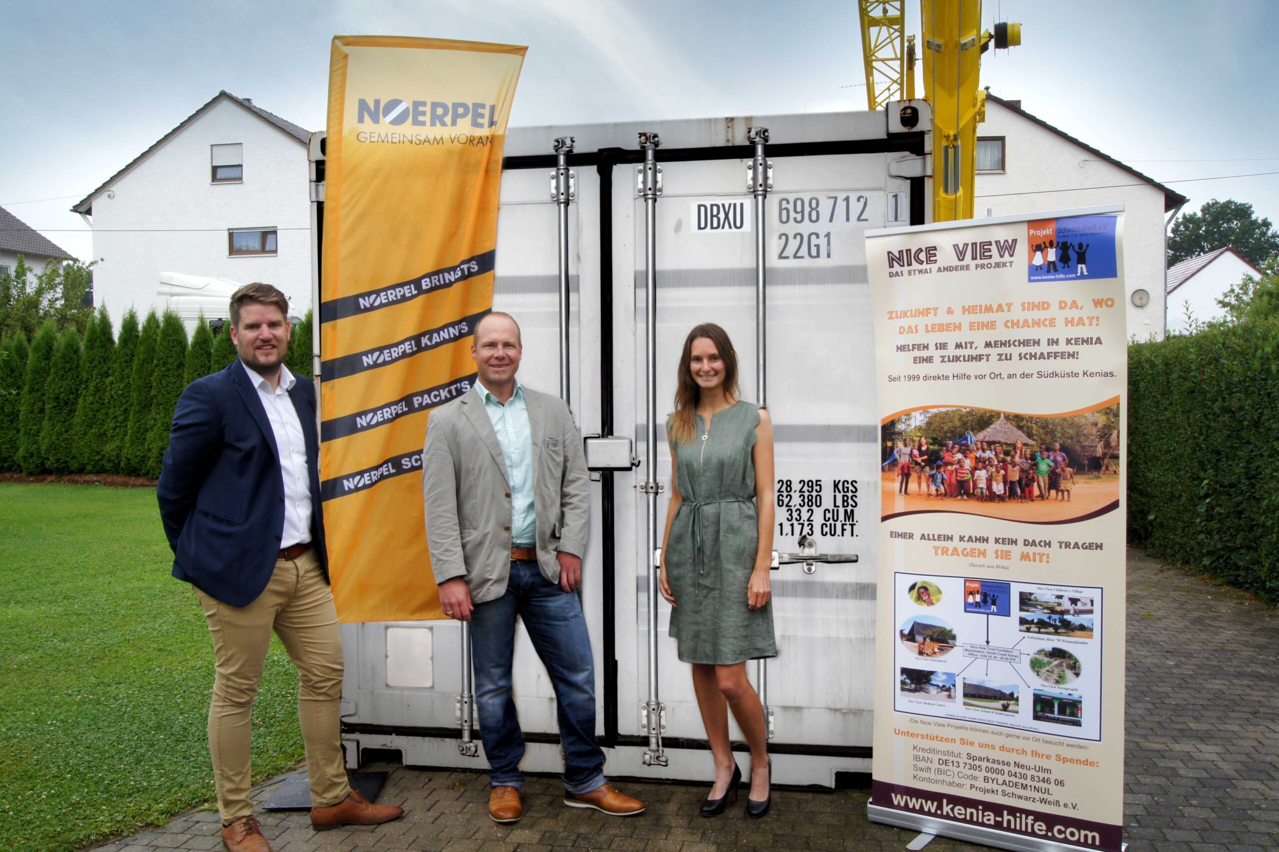 Von links: Christopher Markthaler, Key Account Manager bei Noerpel, Marcel Dürr vom Verein Projekt Schwarz Weiß und Judith Noerpel-Schneider, Mitglied der Geschäftsführung von Noerpel, bei der Verladung des Containers in Roggenburg. Foto: Noerpel-Gruppe