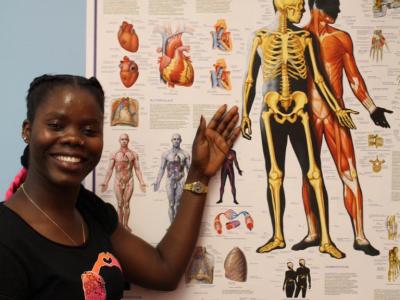 Mwanasha an der Lehrtafel Mwanasha an der Lehrtafel