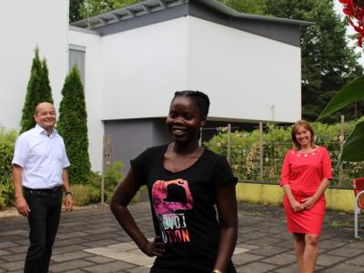 Schulleiter Erich Renner, Asha, Klassenleiterin Ilona Strobel - 2 Schulleiter Erich Renner, Asha, Klassenleiterin Ilona Strobel