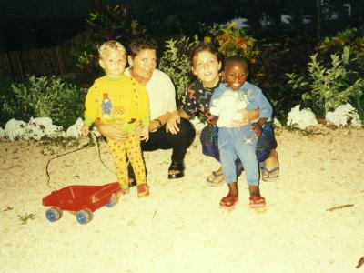 Mama Gudrun mit Denise, Pascal und Kahindi