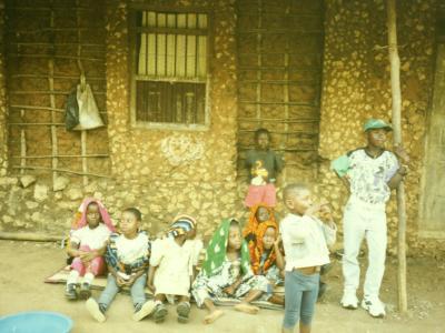 die ersten Kinder werden abgeholt